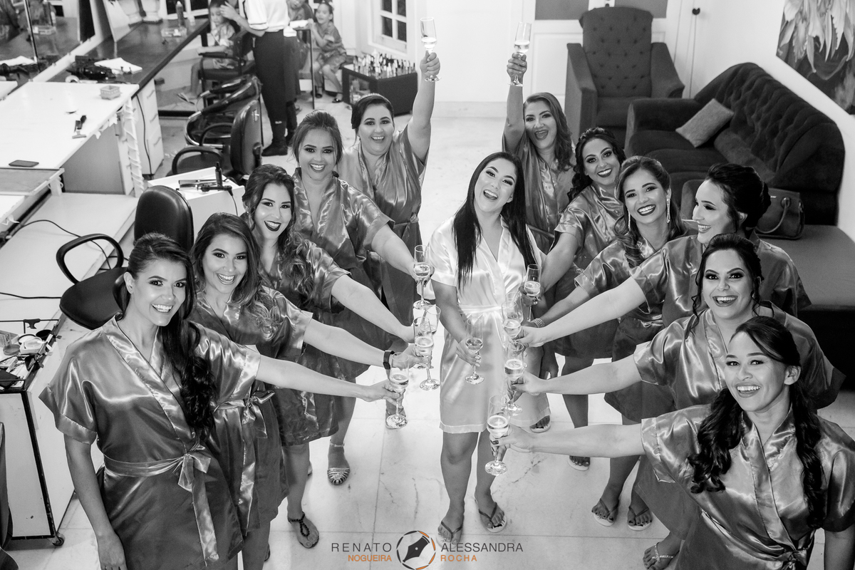 Foto da noiva com todas madrinhas brindando