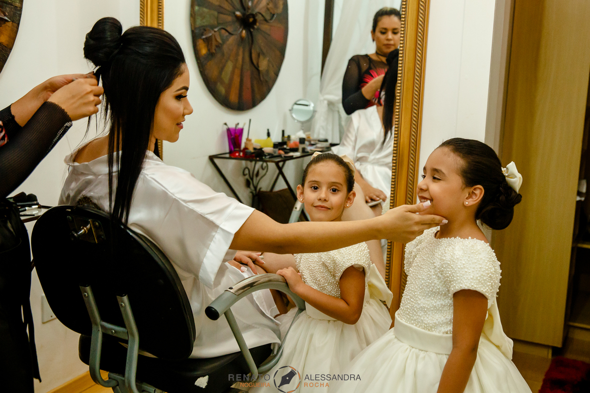 noiva fazendo carinho na daminha