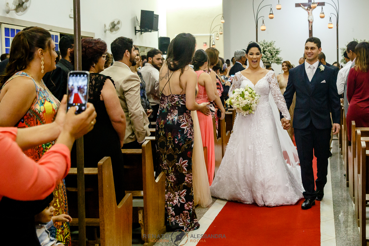 noivos saindo da igreja felizes