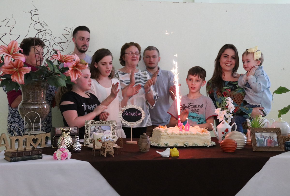 Como é maravilhoso comemorar cada dia da história vivida nessa vida! Família feliz por comemorar juntos, com saúde os 70 anos da Matriarca da família!

Filhos, noras, genro e netos são gratos por essa vida preciosa!