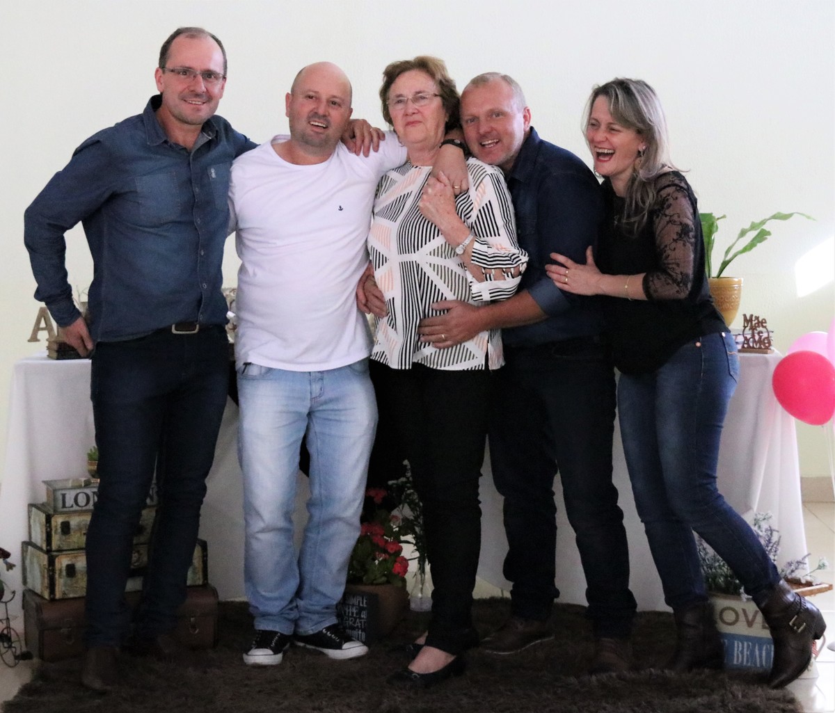 Como é maravilhoso comemorar cada dia da história vivida nessa vida! Família feliz por comemorar juntos, com saúde os 70 anos da Matriarca da família!

Filhos, noras, genro e netos são gratos por essa vida preciosa!