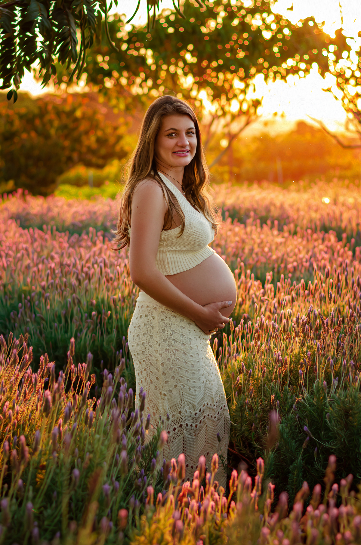 Gestante no campo florido