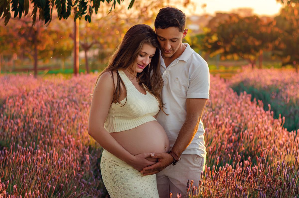 Casal no campo florido