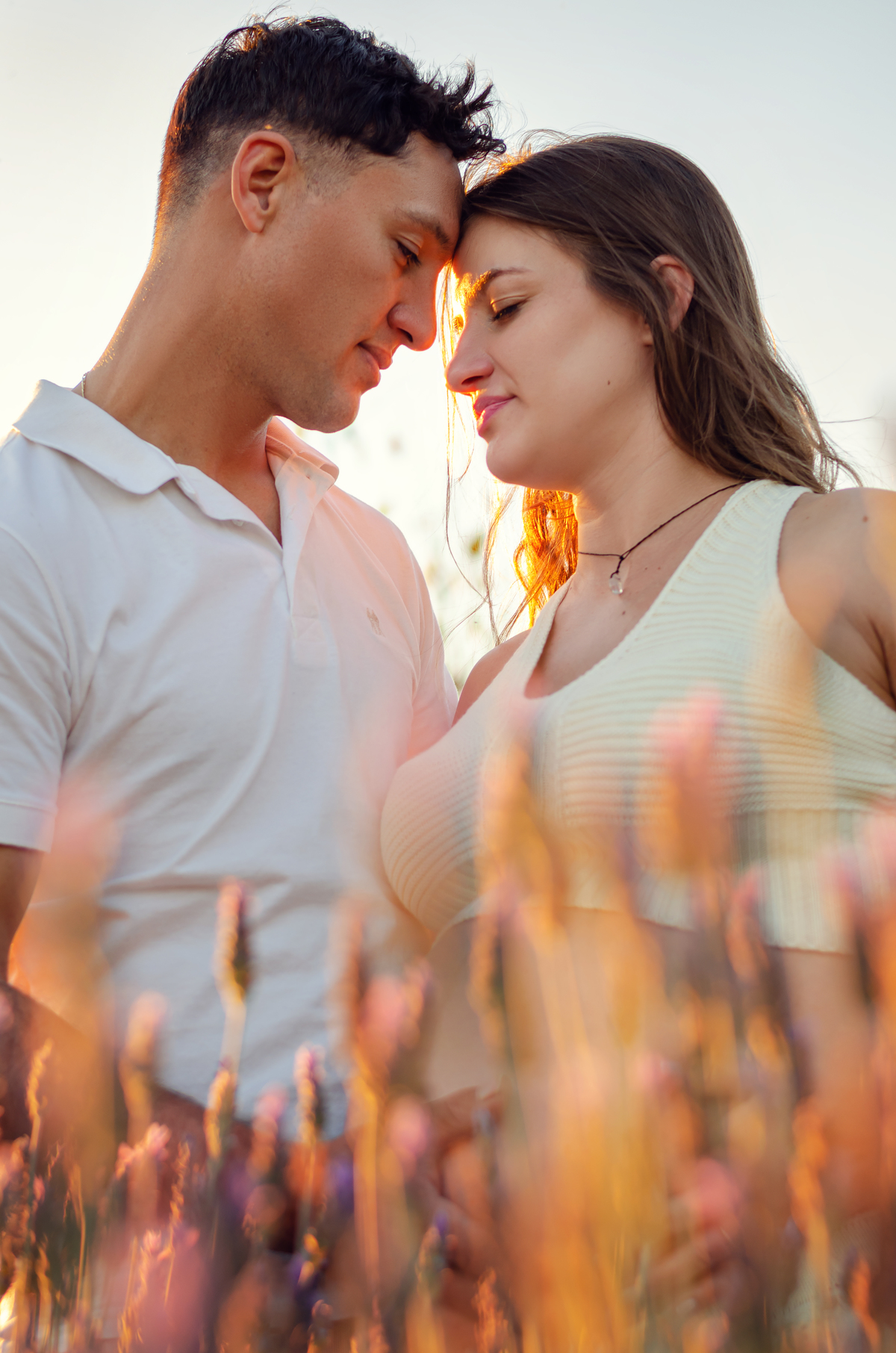 Por-do-sol ao fundo do casal
