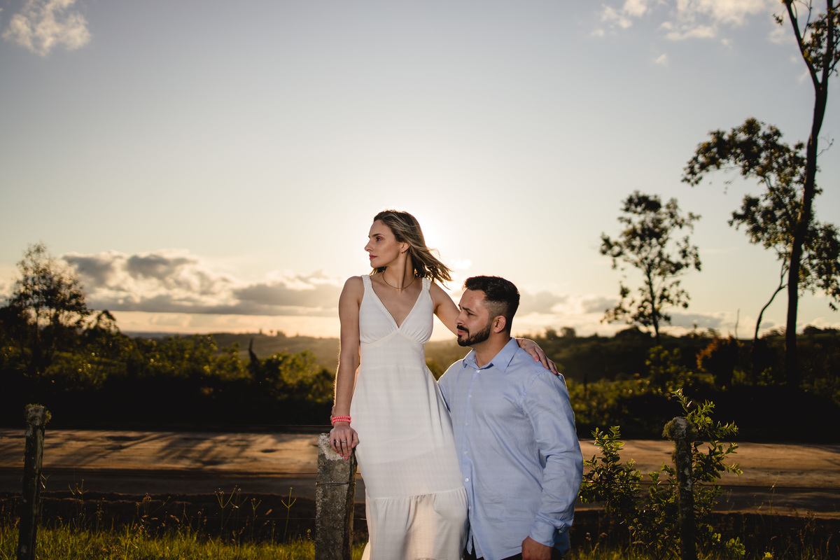 ensaio de casal, dia, noite, luzes, rustico, pelotas, satolep, fotógrafo de casamento, fotógrafo de ensaios, ensaio no campo, fazenda dos avós, diurno, noturno, casamento, ensaio externo, sol, chuva, lua, ensaio lâmpadas, lago, grama, casamento no campo