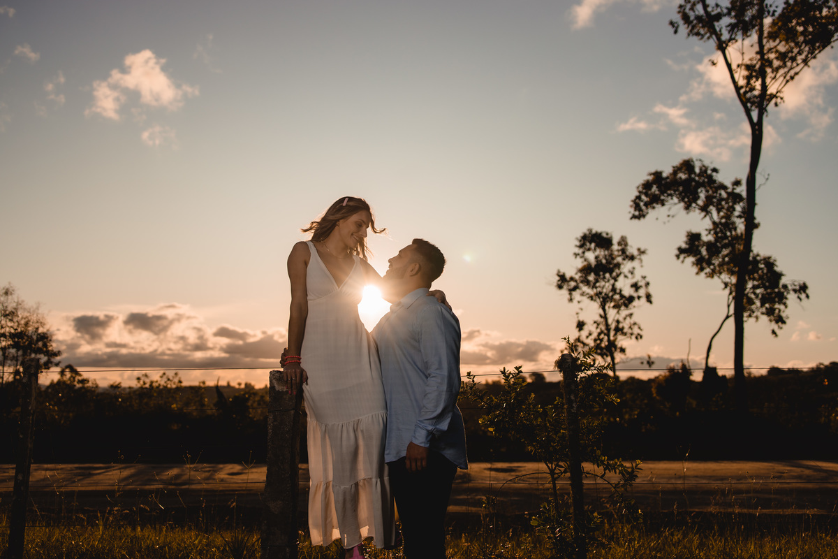 ensaio de casal, dia, noite, luzes, rustico, pelotas, satolep, fotógrafo de casamento, fotógrafo de ensaios, ensaio no campo, fazenda dos avós, diurno, noturno, casamento, ensaio externo, sol, chuva, lua, ensaio lâmpadas, lago, grama, casamento no campo
