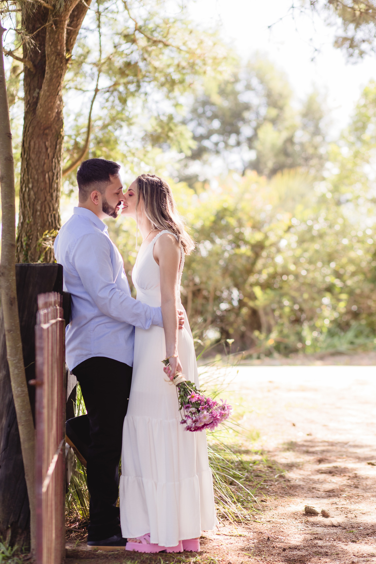 ensaio de casal, dia, noite, luzes, rustico, pelotas, satolep, fotógrafo de casamento, fotógrafo de ensaios, ensaio no campo, fazenda dos avós, diurno, noturno, casamento, ensaio externo, sol, chuva, lua, ensaio lâmpadas, lago, grama, casamento no campo