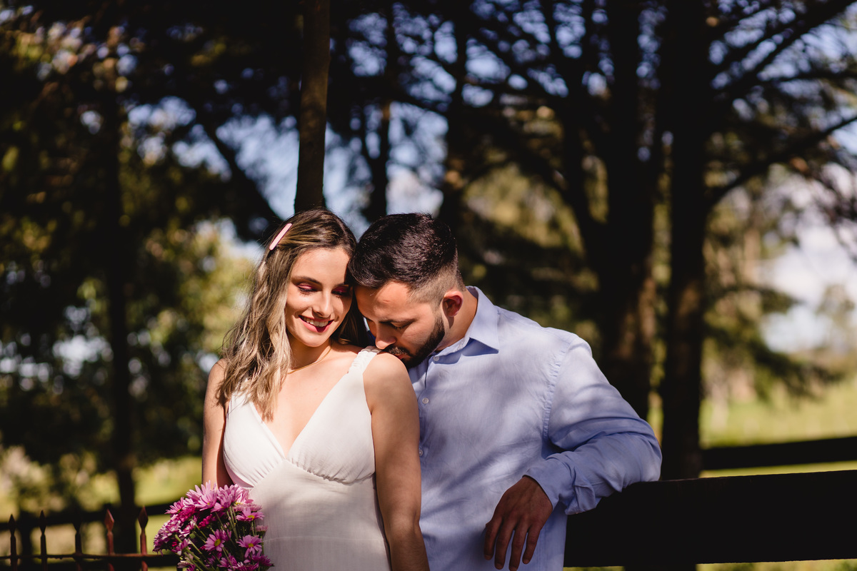 ensaio de casal, dia, noite, luzes, rustico, pelotas, satolep, fotógrafo de casamento, fotógrafo de ensaios, ensaio no campo, fazenda dos avós, diurno, noturno, casamento, ensaio externo, sol, chuva, lua, ensaio lâmpadas, lago, grama, casamento no campo