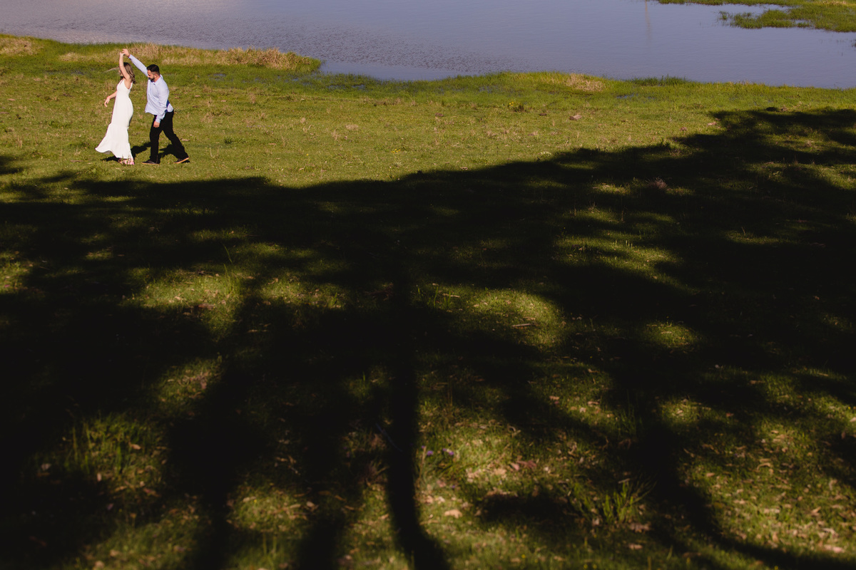 ensaio de casal, dia, noite, luzes, rustico, pelotas, satolep, fotógrafo de casamento, fotógrafo de ensaios, ensaio no campo, fazenda dos avós, diurno, noturno, casamento, ensaio externo, sol, chuva, lua, ensaio lâmpadas, lago, grama, casamento no campo
