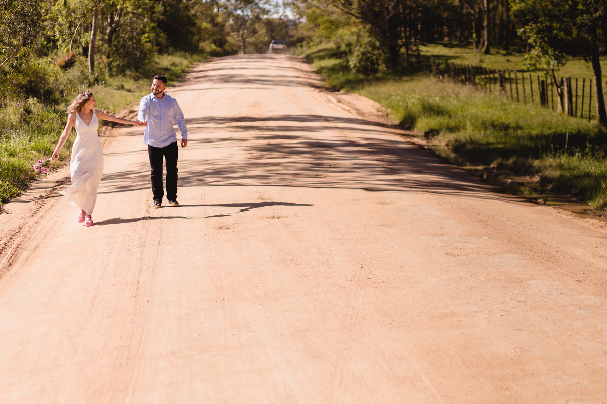 ensaio de casal, dia, noite, luzes, rustico, pelotas, satolep, fotógrafo de casamento, fotógrafo de ensaios, ensaio no campo, fazenda dos avós, diurno, noturno, casamento, ensaio externo, sol, chuva, lua, ensaio lâmpadas, lago, grama, casamento no campo