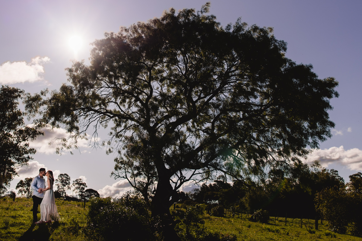 ensaio de casal, dia, noite, luzes, rustico, pelotas, satolep, fotógrafo de casamento, fotógrafo de ensaios, ensaio no campo, fazenda dos avós, diurno, noturno, casamento, ensaio externo, sol, chuva, lua, ensaio lâmpadas, lago, grama, casamento no campo