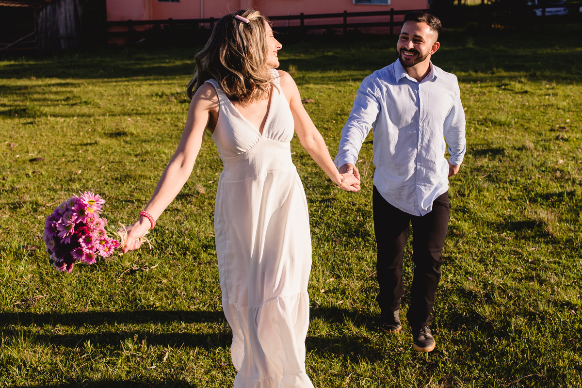 ensaio de casal, dia, noite, luzes, rustico, pelotas, satolep, fotógrafo de casamento, fotógrafo de ensaios, ensaio no campo, fazenda dos avós, diurno, noturno, casamento, ensaio externo, sol, chuva, lua, ensaio lâmpadas, lago, grama, casamento no campo