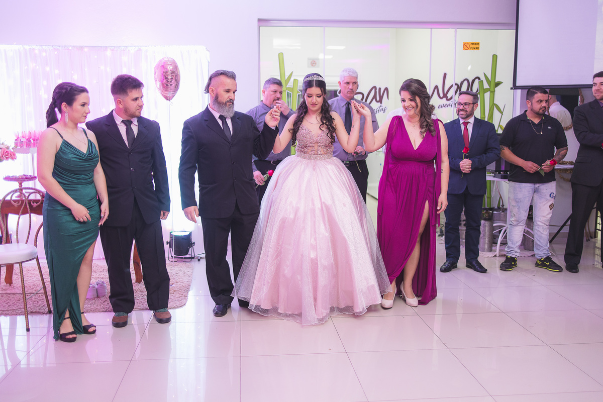 fotografo pelotas, fabiano rosa, festa  15 anos, xv anos, Salão Bamboo, estúdio fotografico, moda, vestido 15 anos, festa 15 , influencer, debutante, festa, evento, make, maquiagem, xv anos pelotas, making , vestido rosa, bordo, decoração 15 anos, pista