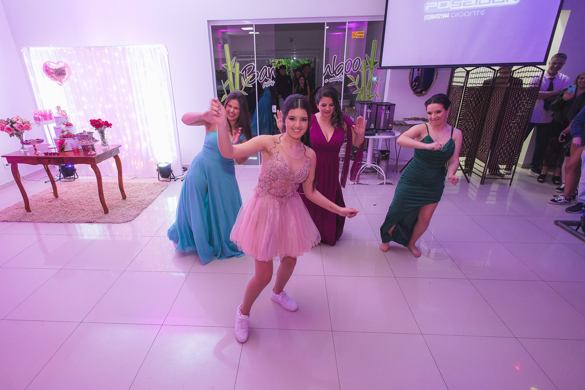 fotografo pelotas, fabiano rosa, festa  15 anos, xv anos, Salão Bamboo, estúdio fotografico, moda, vestido 15 anos, festa 15 , influencer, debutante, festa, evento, make, maquiagem, xv anos pelotas, making , vestido rosa, bordo, decoração 15 anos, pista