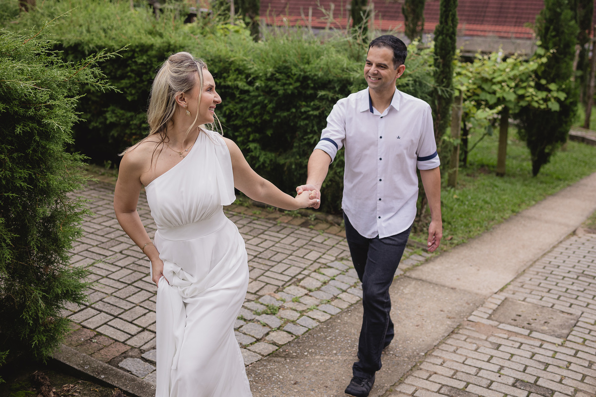 ensaio de casal, dia, noite, luzes, rustico, pelotas, satolep, fotógrafo de casamento, fotógrafo de ensaios, ensaio no campo, chacara fiss, diurno, noturno, casamento, ensaio externo, sol, chuva, lua, ensaio lâmpadas, lago, grama, casamento no campo