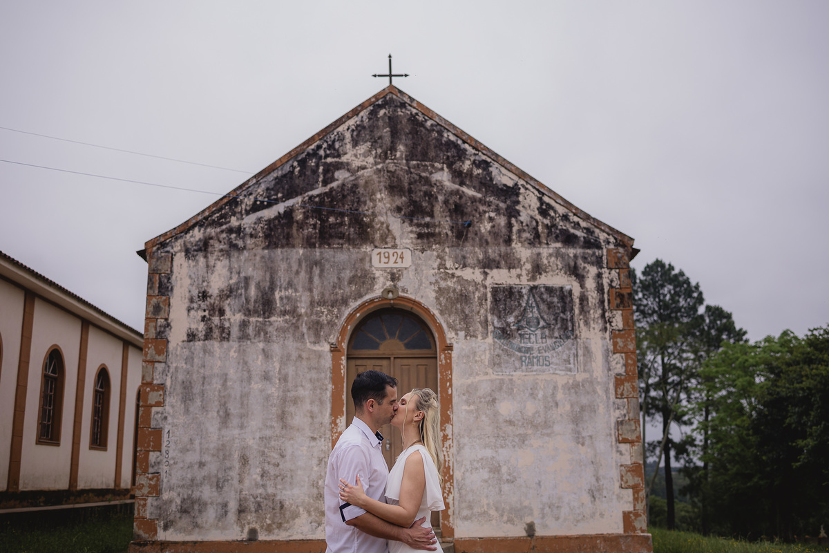 ensaio de casal, dia, noite, luzes, rustico, pelotas, satolep, fotógrafo de casamento, fotógrafo de ensaios, ensaio no campo, chacara fiss, diurno, noturno, casamento, ensaio externo, sol, chuva, lua, ensaio lâmpadas, lago, grama, casamento no campo
