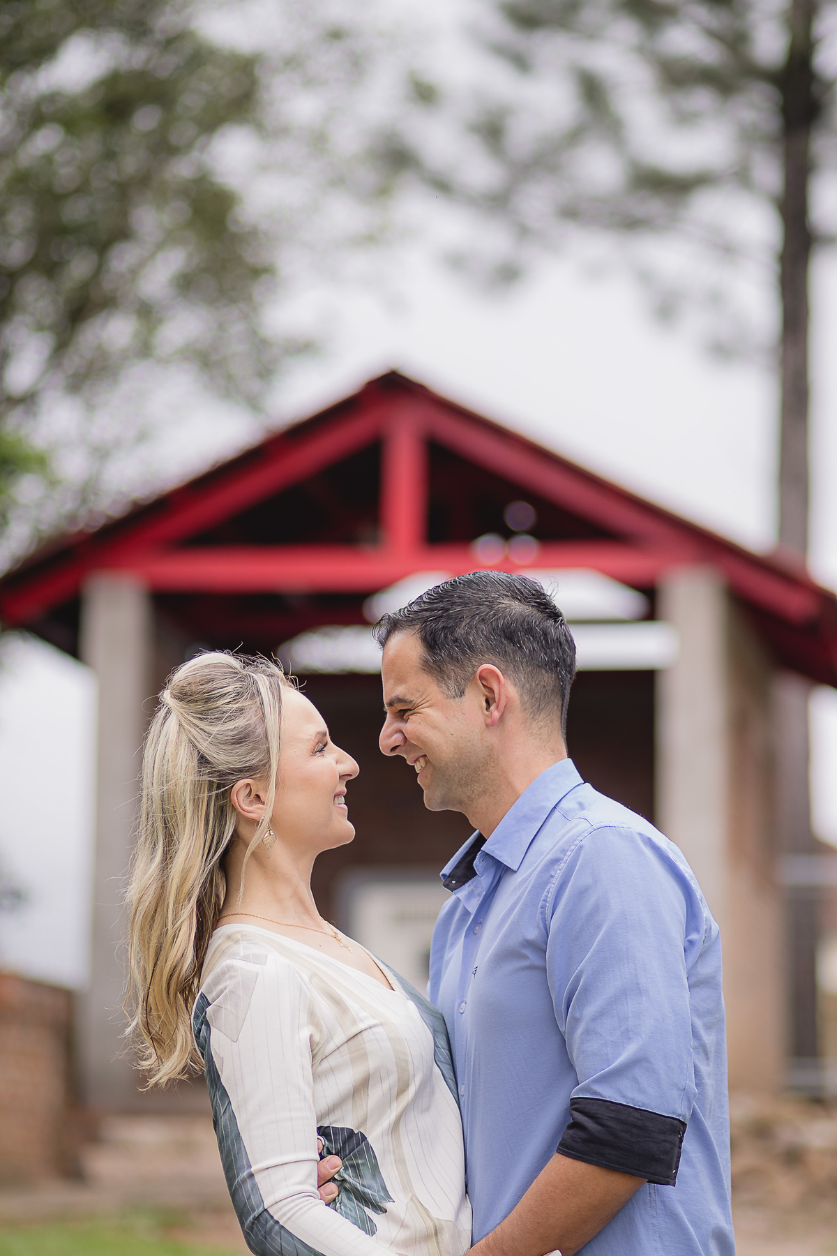 ensaio de casal, dia, noite, luzes, rustico, pelotas, satolep, fotógrafo de casamento, fotógrafo de ensaios, ensaio no campo, chacara fiss, diurno, noturno, casamento, ensaio externo, sol, chuva, lua, ensaio lâmpadas, lago, grama, casamento no campo