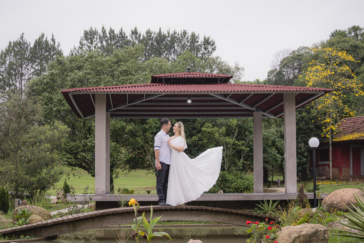 ensaio de casal, dia, noite, luzes, rustico, pelotas, satolep, fotógrafo de casamento, fotógrafo de ensaios, ensaio no campo, chacara fiss, diurno, noturno, casamento, ensaio externo, sol, chuva, lua, ensaio lâmpadas, lago, grama, casamento no campo