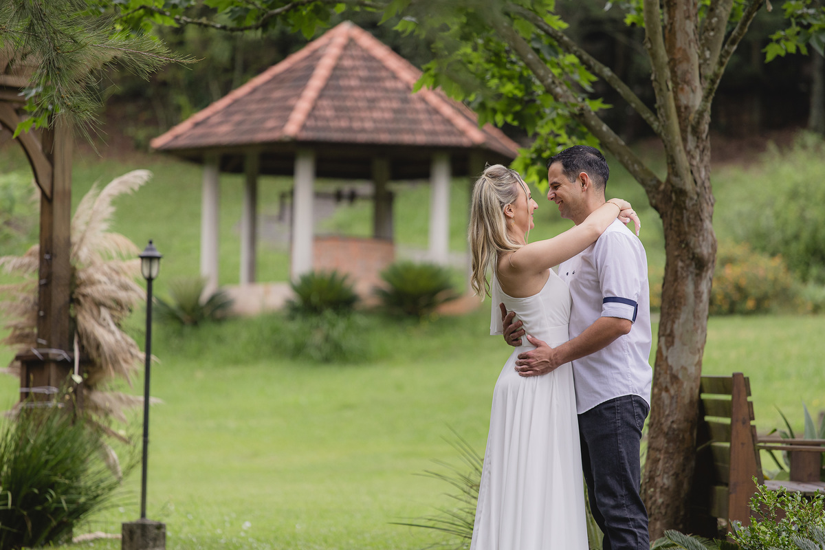 ensaio de casal, dia, noite, luzes, rustico, pelotas, satolep, fotógrafo de casamento, fotógrafo de ensaios, ensaio no campo, chacara fiss, diurno, noturno, casamento, ensaio externo, sol, chuva, lua, ensaio lâmpadas, lago, grama, casamento no campo