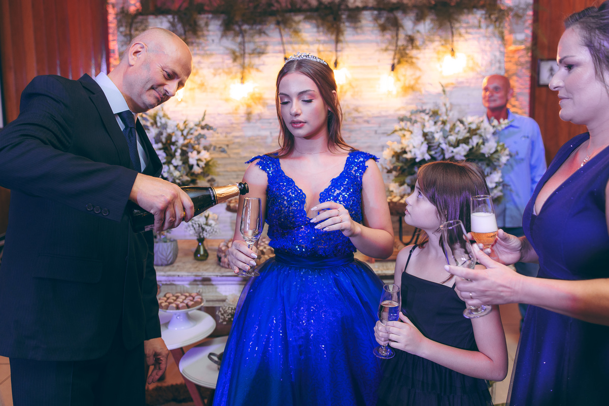 fotografo pelotas, fabiano rosa, festa  15 anos, xv anos, Espaço Eventos, estúdio fotografico, moda, vestido 15 anos, festa 15 , ensaio street, blogueira, debutante, festa, evento, make, maquiagem, festa, xv anos pelotas, making , vestido azul, dourado