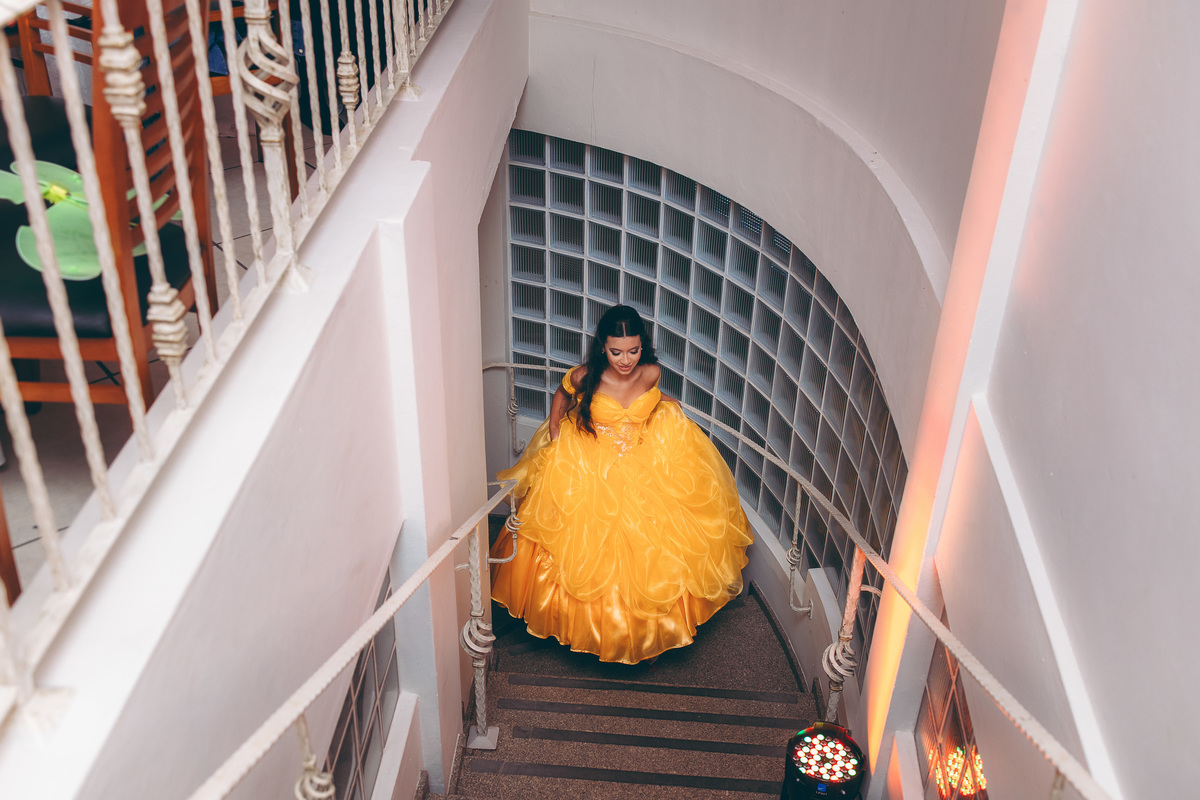 fotografo pelotas, fabiano rosa, ensaio  15 anos, xv anos, Pour Toi, estúdio, moda, vestido 15 anos, festa 15, decoração dourada, temático, debutante, festa luxo, evento, make, maquiagem, festa, xv anos pelotas, making , vestido amarelo vermelho dourado