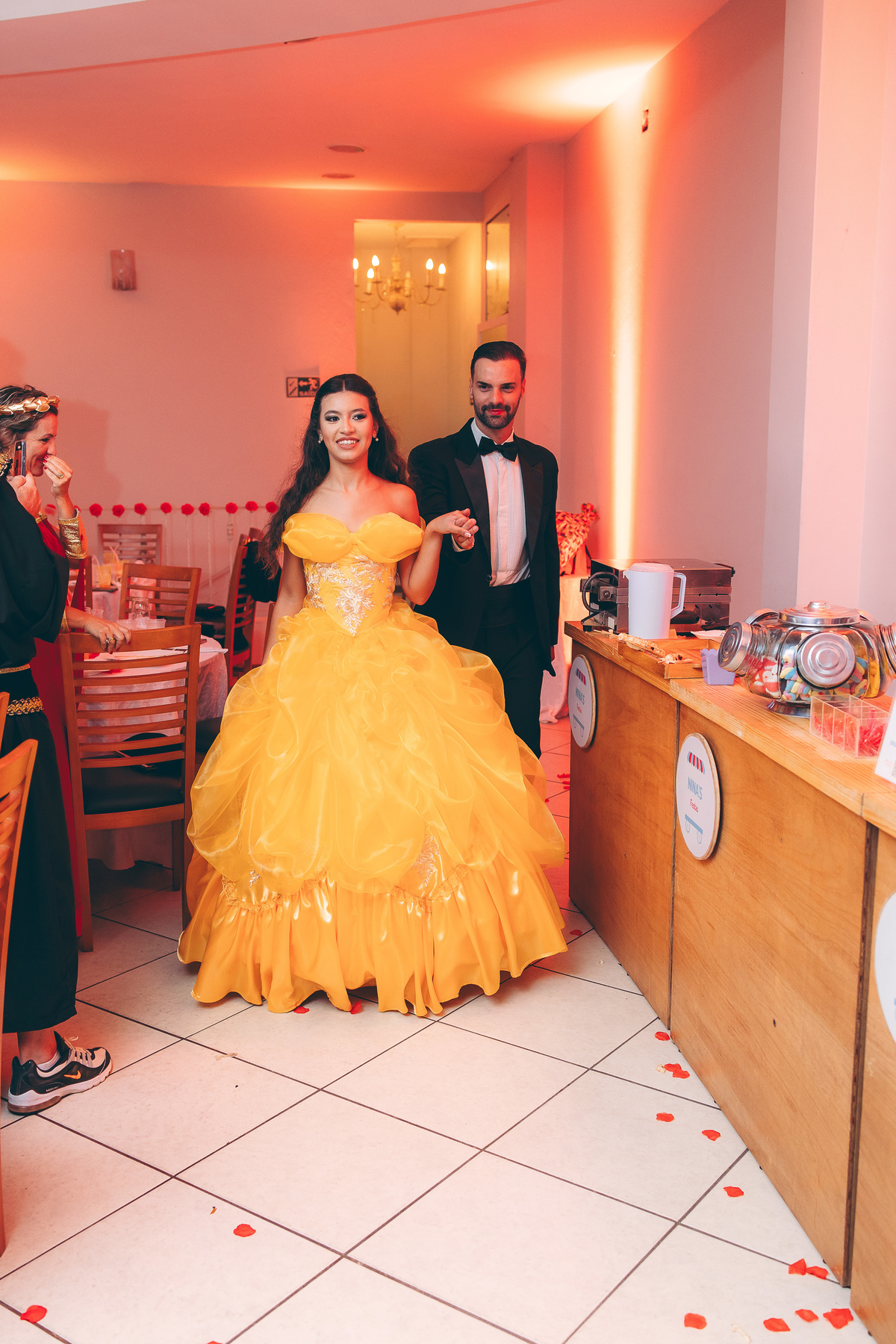 fotografo pelotas, fabiano rosa, ensaio  15 anos, xv anos, Pour Toi, estúdio, moda, vestido 15 anos, festa 15, decoração dourada, temático, debutante, festa luxo, evento, make, maquiagem, festa, xv anos pelotas, making , vestido amarelo vermelho dourado
