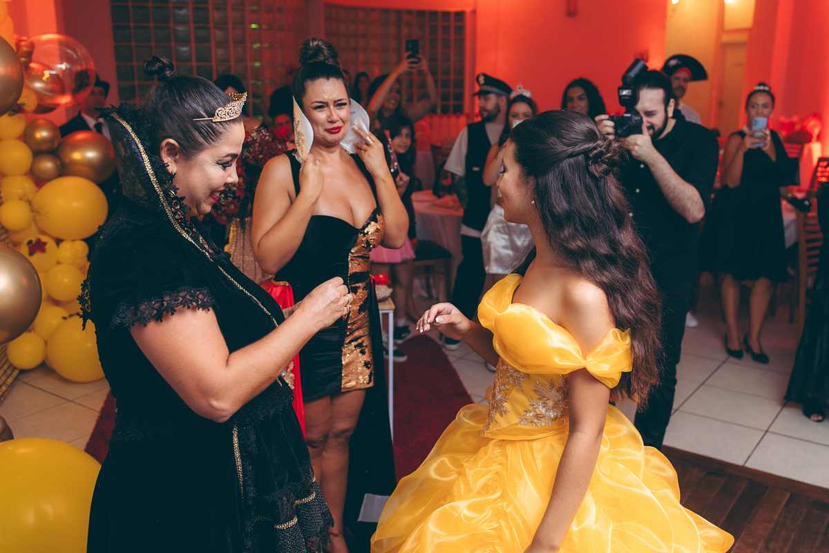 fotografo pelotas, fabiano rosa, ensaio  15 anos, xv anos, Pour Toi, estúdio, moda, vestido 15 anos, festa 15, decoração dourada, temático, debutante, festa luxo, evento, make, maquiagem, festa, xv anos pelotas, making , vestido amarelo vermelho dourado