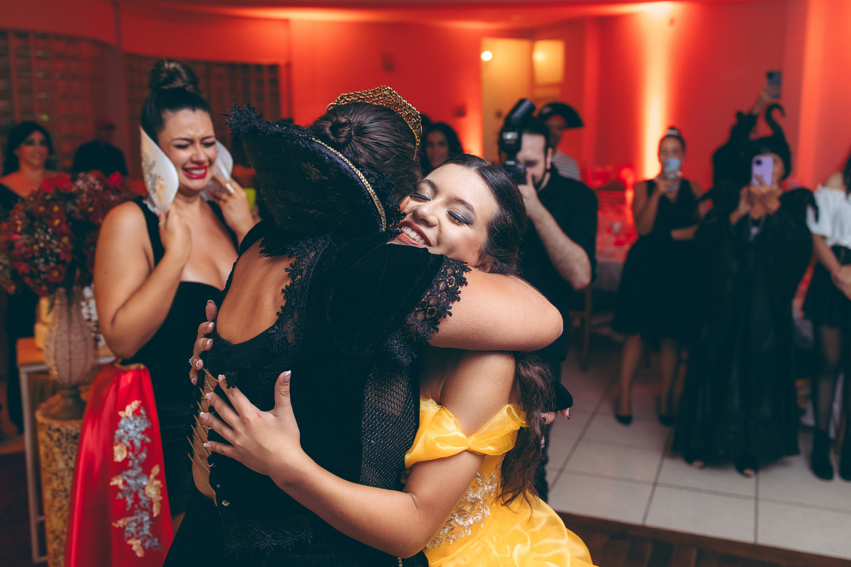 fotografo pelotas, fabiano rosa, ensaio  15 anos, xv anos, Pour Toi, estúdio, moda, vestido 15 anos, festa 15, decoração dourada, temático, debutante, festa luxo, evento, make, maquiagem, festa, xv anos pelotas, making , vestido amarelo vermelho dourado