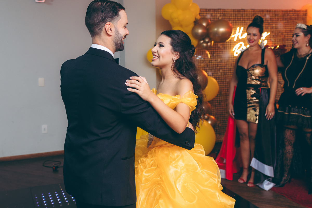 fotografo pelotas, fabiano rosa, ensaio  15 anos, xv anos, Pour Toi, estúdio, moda, vestido 15 anos, festa 15, decoração dourada, temático, debutante, festa luxo, evento, make, maquiagem, festa, xv anos pelotas, making , vestido amarelo vermelho dourado