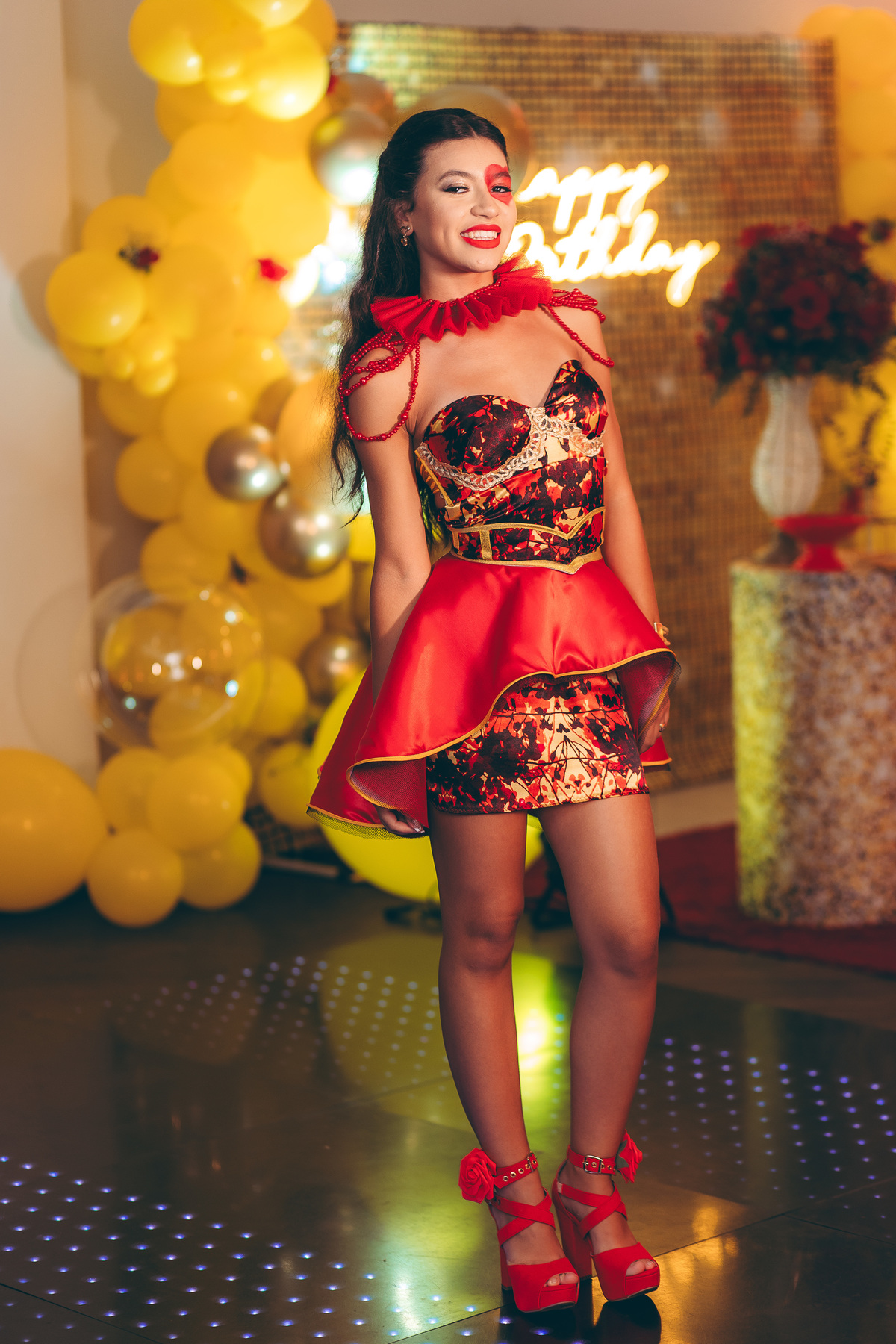 fotografo pelotas, fabiano rosa, ensaio  15 anos, xv anos, Pour Toi, estúdio, moda, vestido 15 anos, festa 15, decoração dourada, temático, debutante, festa luxo, evento, make, maquiagem, festa, xv anos pelotas, making , vestido amarelo vermelho dourado