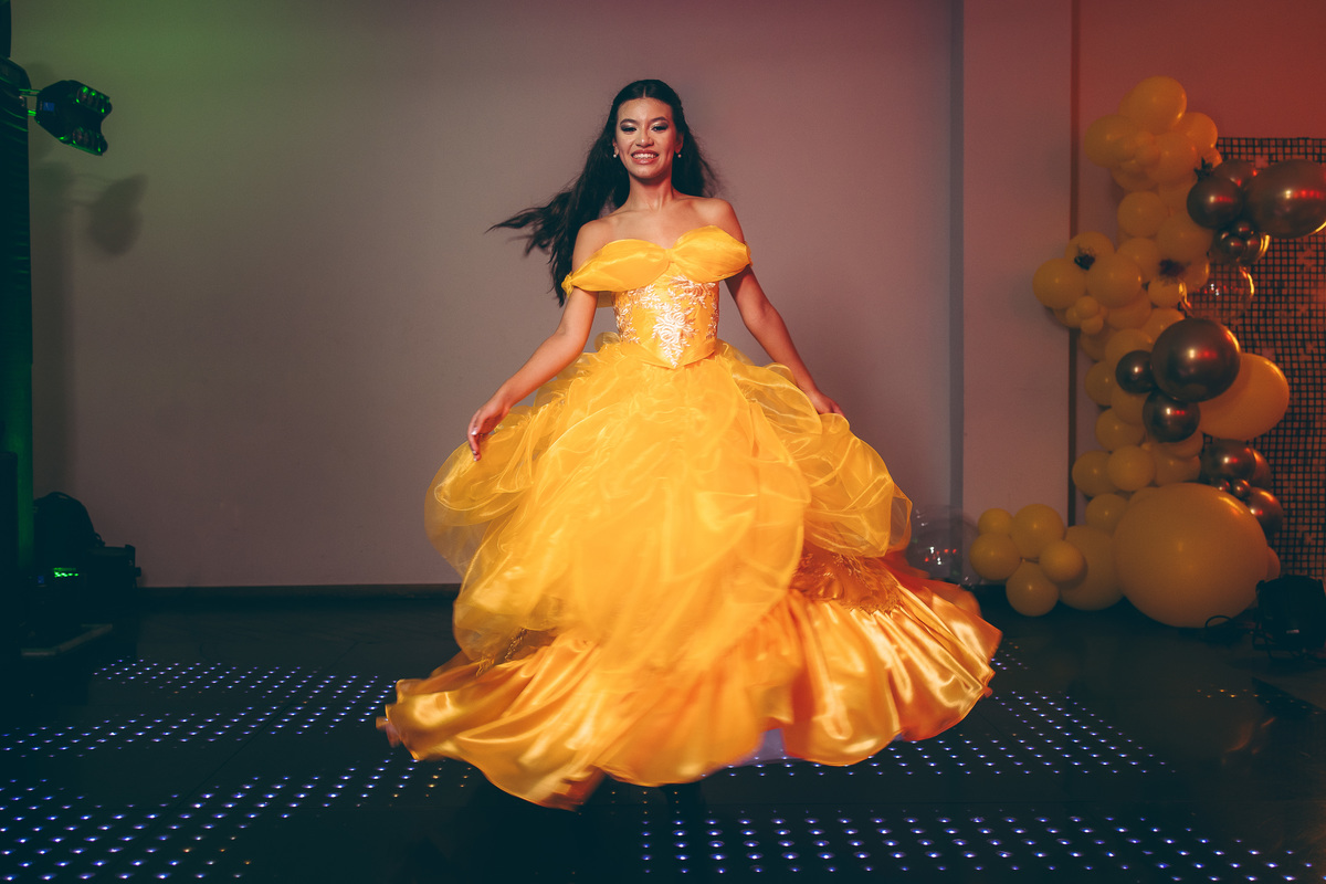 fotografo pelotas, fabiano rosa, ensaio  15 anos, xv anos, Pour Toi, estúdio, moda, vestido 15 anos, festa 15, decoração dourada, temático, debutante, festa luxo, evento, make, maquiagem, festa, xv anos pelotas, making , vestido amarelo vermelho dourado