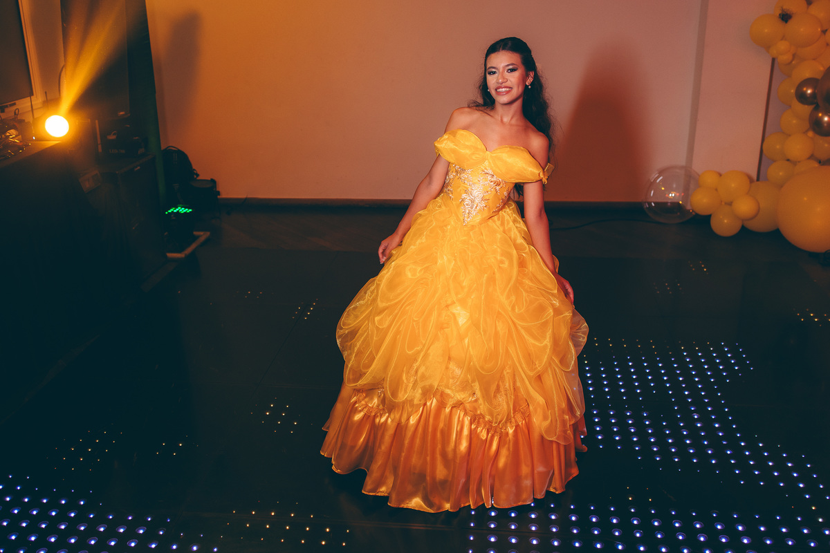 fotografo pelotas, fabiano rosa, ensaio  15 anos, xv anos, Pour Toi, estúdio, moda, vestido 15 anos, festa 15, decoração dourada, temático, debutante, festa luxo, evento, make, maquiagem, festa, xv anos pelotas, making , vestido amarelo vermelho dourado