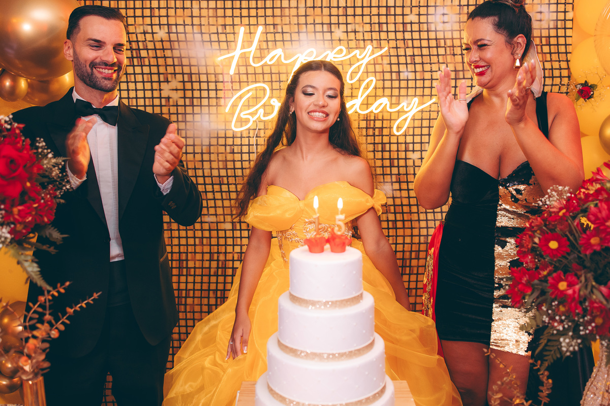 fotografo pelotas, fabiano rosa, ensaio  15 anos, xv anos, Pour Toi, estúdio, moda, vestido 15 anos, festa 15, decoração dourada, temático, debutante, festa luxo, evento, make, maquiagem, festa, xv anos pelotas, making , vestido amarelo vermelho dourado