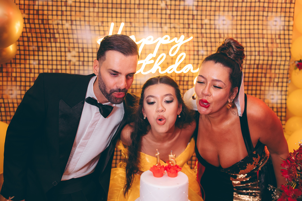 fotografo pelotas, fabiano rosa, ensaio  15 anos, xv anos, Pour Toi, estúdio, moda, vestido 15 anos, festa 15, decoração dourada, temático, debutante, festa luxo, evento, make, maquiagem, festa, xv anos pelotas, making , vestido amarelo vermelho dourado