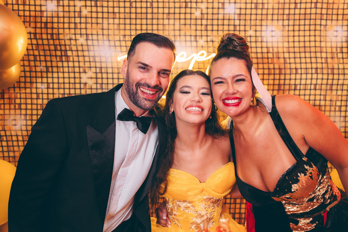 fotografo pelotas, fabiano rosa, ensaio  15 anos, xv anos, Pour Toi, estúdio, moda, vestido 15 anos, festa 15, decoração dourada, temático, debutante, festa luxo, evento, make, maquiagem, festa, xv anos pelotas, making , vestido amarelo vermelho dourado