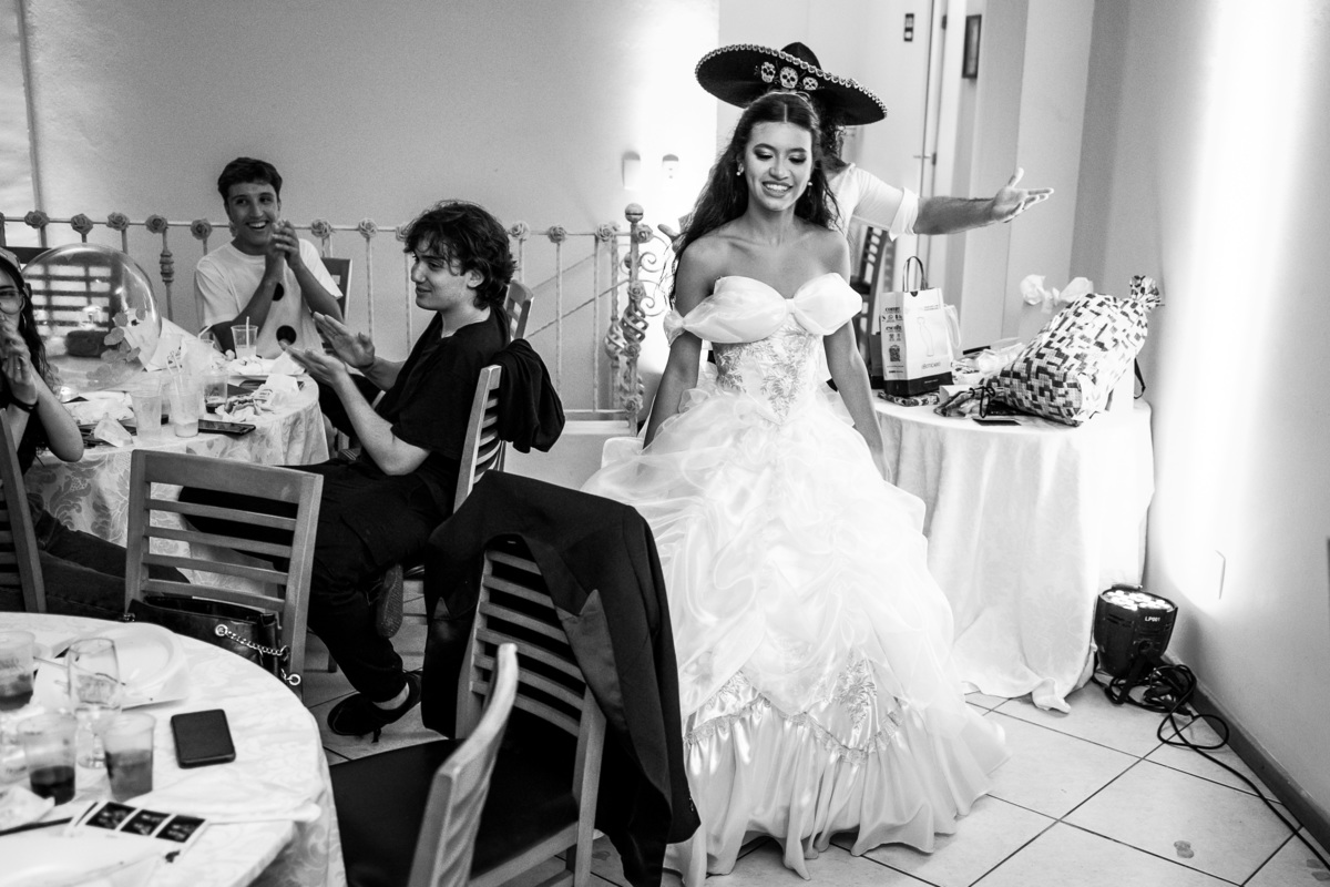 fotografo pelotas, fabiano rosa, ensaio  15 anos, xv anos, Pour Toi, estúdio, moda, vestido 15 anos, festa 15, decoração dourada, temático, debutante, festa luxo, evento, make, maquiagem, festa, xv anos pelotas, making , vestido amarelo vermelho dourado