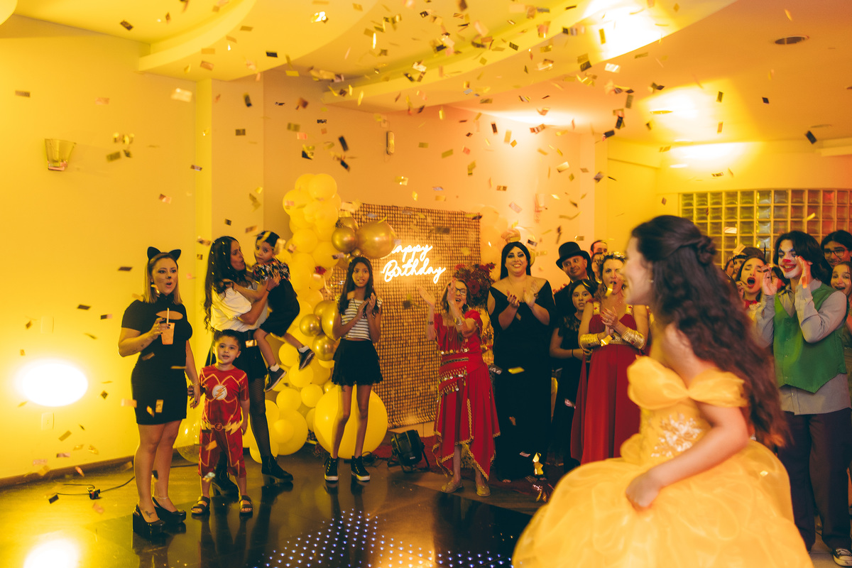 fotografo pelotas, fabiano rosa, ensaio  15 anos, xv anos, Pour Toi, estúdio, moda, vestido 15 anos, festa 15, decoração dourada, temático, debutante, festa luxo, evento, make, maquiagem, festa, xv anos pelotas, making , vestido amarelo vermelho dourado