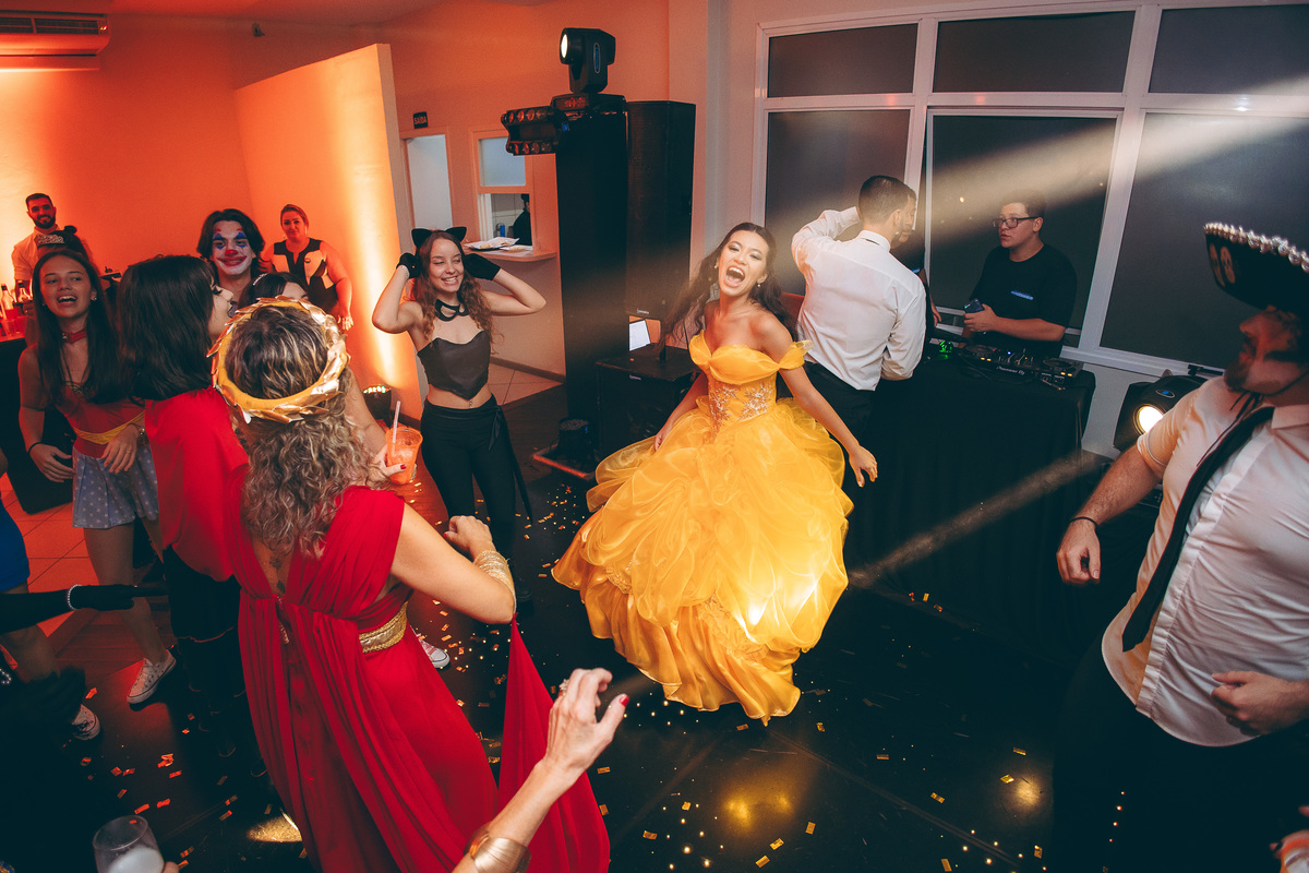 fotografo pelotas, fabiano rosa, ensaio  15 anos, xv anos, Pour Toi, estúdio, moda, vestido 15 anos, festa 15, decoração dourada, temático, debutante, festa luxo, evento, make, maquiagem, festa, xv anos pelotas, making , vestido amarelo vermelho dourado