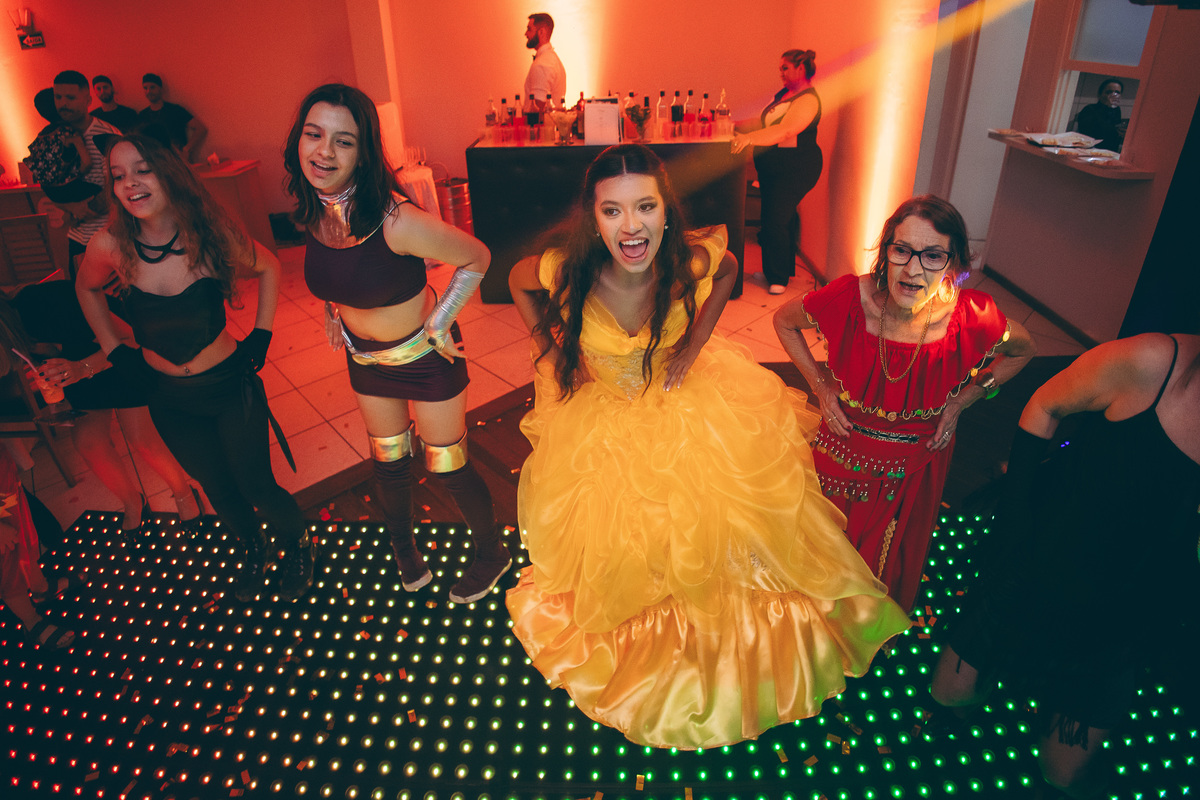 fotografo pelotas, fabiano rosa, ensaio  15 anos, xv anos, Pour Toi, estúdio, moda, vestido 15 anos, festa 15, decoração dourada, temático, debutante, festa luxo, evento, make, maquiagem, festa, xv anos pelotas, making , vestido amarelo vermelho dourado