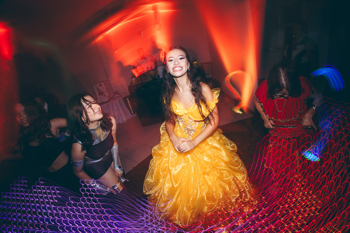 fotografo pelotas, fabiano rosa, ensaio  15 anos, xv anos, Pour Toi, estúdio, moda, vestido 15 anos, festa 15, decoração dourada, temático, debutante, festa luxo, evento, make, maquiagem, festa, xv anos pelotas, making , vestido amarelo vermelho dourado