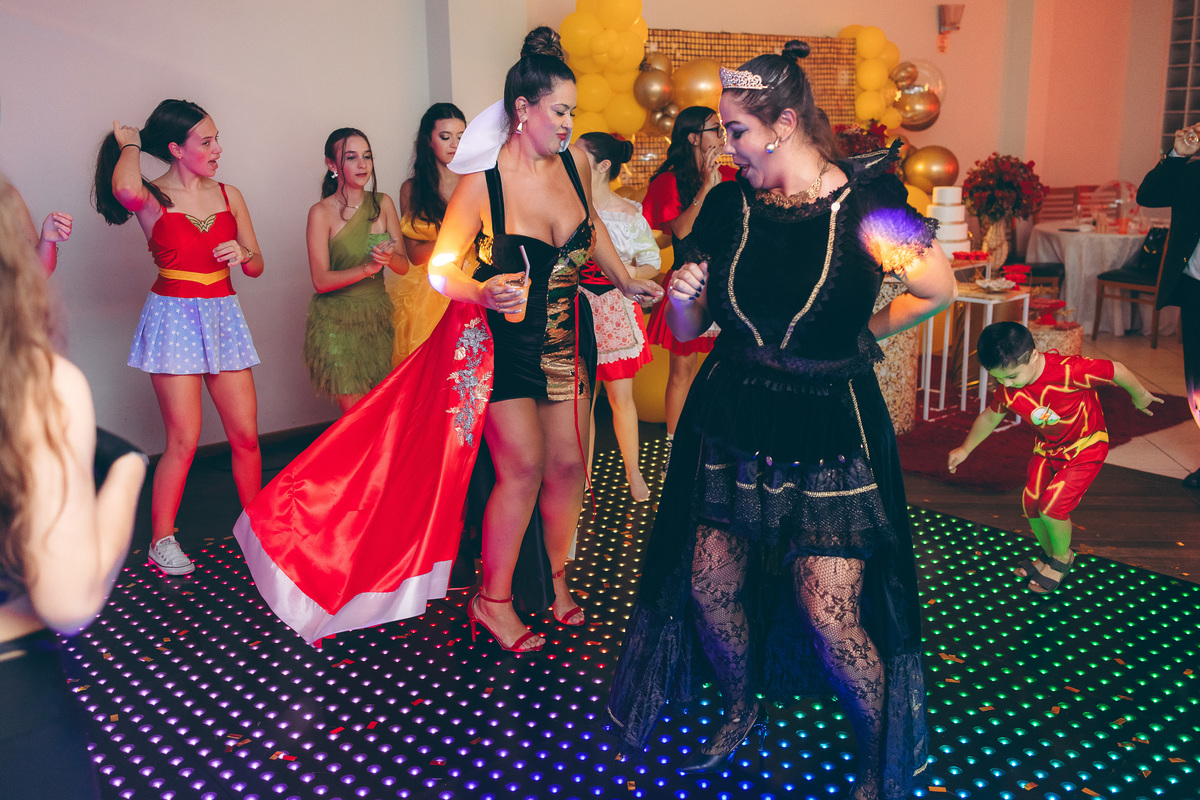 fotografo pelotas, fabiano rosa, ensaio  15 anos, xv anos, Pour Toi, estúdio, moda, vestido 15 anos, festa 15, decoração dourada, temático, debutante, festa luxo, evento, make, maquiagem, festa, xv anos pelotas, making , vestido amarelo vermelho dourado