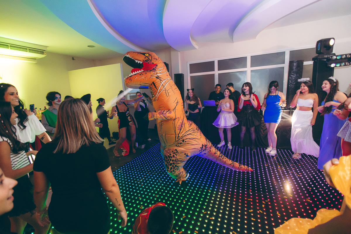 fotografo pelotas, fabiano rosa, ensaio  15 anos, xv anos, Pour Toi, estúdio, moda, vestido 15 anos, festa 15, decoração dourada, temático, debutante, festa luxo, evento, make, maquiagem, festa, xv anos pelotas, making , vestido amarelo vermelho dourado