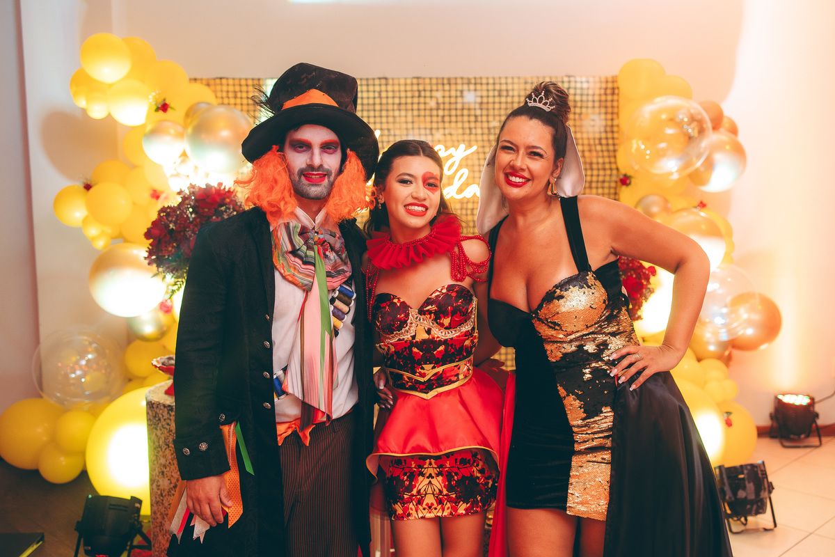 fotografo pelotas, fabiano rosa, ensaio  15 anos, xv anos, Pour Toi, estúdio, moda, vestido 15 anos, festa 15, decoração dourada, temático, debutante, festa luxo, evento, make, maquiagem, festa, xv anos pelotas, making , vestido amarelo vermelho dourado