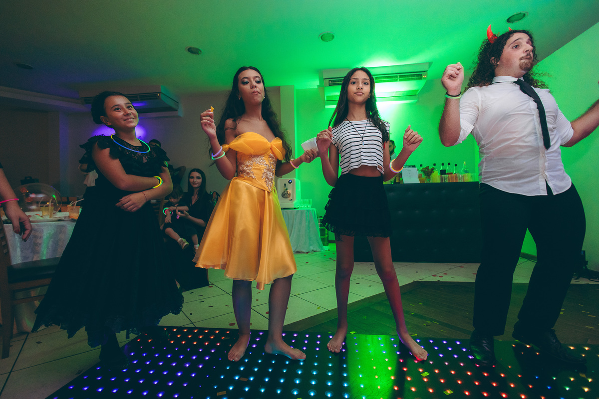 fotografo pelotas, fabiano rosa, ensaio  15 anos, xv anos, Pour Toi, estúdio, moda, vestido 15 anos, festa 15, decoração dourada, temático, debutante, festa luxo, evento, make, maquiagem, festa, xv anos pelotas, making , vestido amarelo vermelho dourado