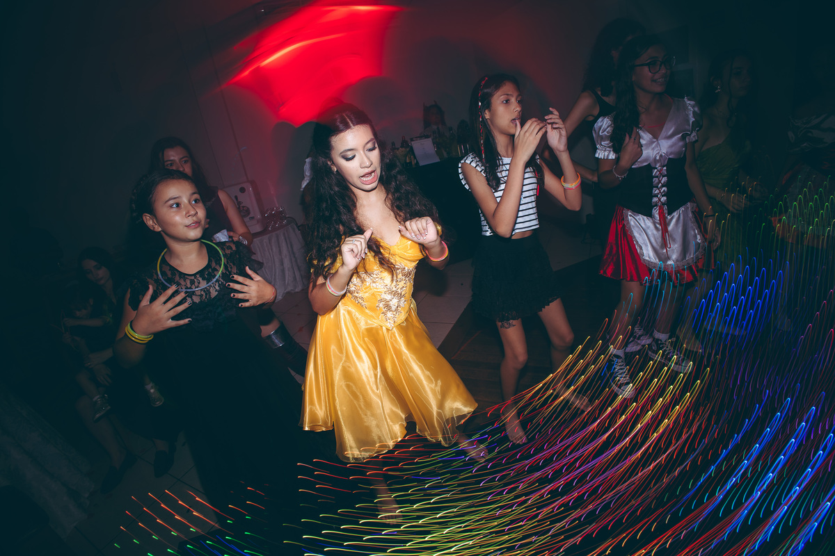 fotografo pelotas, fabiano rosa, ensaio  15 anos, xv anos, Pour Toi, estúdio, moda, vestido 15 anos, festa 15, decoração dourada, temático, debutante, festa luxo, evento, make, maquiagem, festa, xv anos pelotas, making , vestido amarelo vermelho dourado