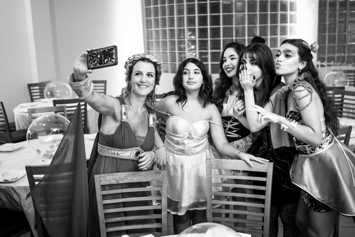 fotografo pelotas, fabiano rosa, ensaio  15 anos, xv anos, Pour Toi, estúdio, moda, vestido 15 anos, festa 15, decoração dourada, temático, debutante, festa luxo, evento, make, maquiagem, festa, xv anos pelotas, making , vestido amarelo vermelho dourado