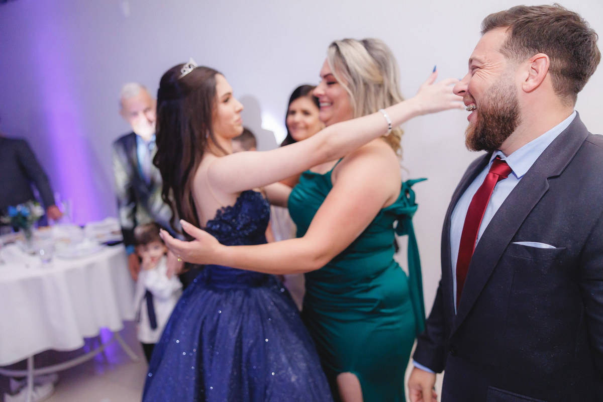 fotografo pelotas, fabiano rosa, festa  15 anos, xv anos, Salão Bamboo, estúdio fotografico, moda, vestido 15 anos, festa 15 , influencer, debutante, festa, evento, make, maquiagem, xv anos pelotas, making , vestido bordo, decoração 15 anos, pista, video