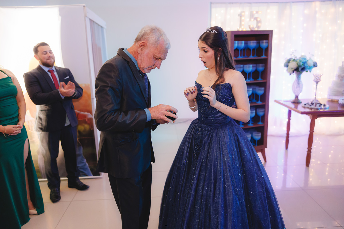 fotografo pelotas, fabiano rosa, festa  15 anos, xv anos, Salão Bamboo, estúdio fotografico, moda, vestido 15 anos, festa 15 , influencer, debutante, festa, evento, make, maquiagem, xv anos pelotas, making , vestido bordo, decoração 15 anos, pista, video