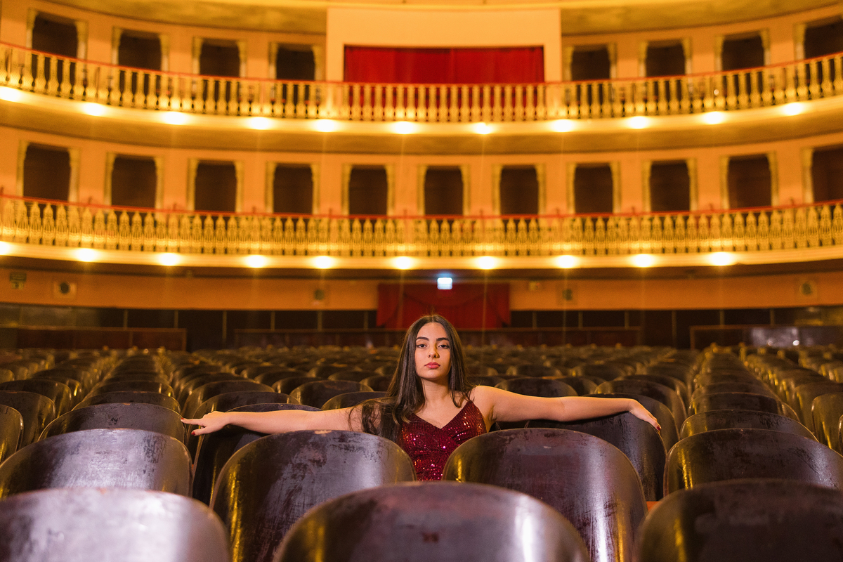 fotografo pelotas, fabiano rosa, ensaio  15 anos, teatro guarani, estúdio fotografico, moda, vestido vermelho, festa 15 , ensaio teatro, modelo , debutante, festa, evento, make, maquiagem festa, xv anos pelotas, satolep, fotos de 15 anos, ensaio teatro
