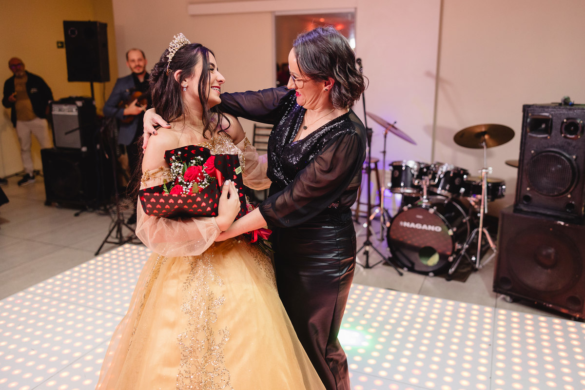 fotografo pelotas, fabiano rosa, ensaio  15 anos, xv anos, las Palmas, estúdio fotografico, moda, vestido 15 anos, festa 15 , ensaio street, blogueira, influencer, debutante, festa, evento, make, maquiagem, festa, 15 anos pelotas, making , vestido dourado